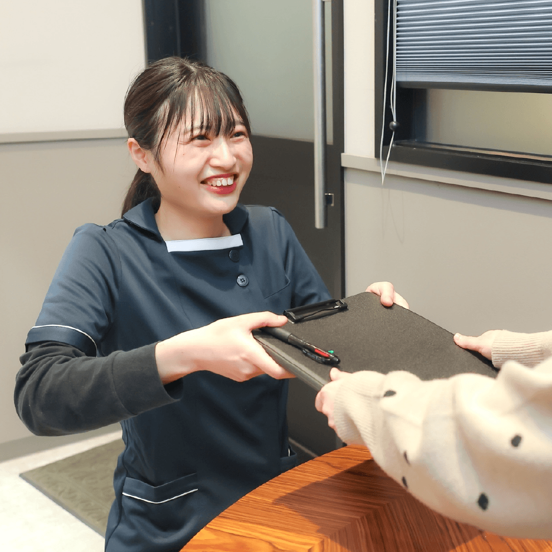 niwatocoでの受付・カルテ記入の様子