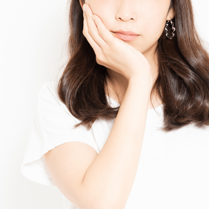 頬に手を当てる女性