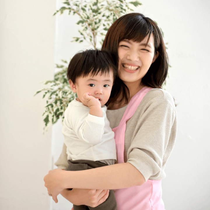 子供を抱っこする子守りスタッフ